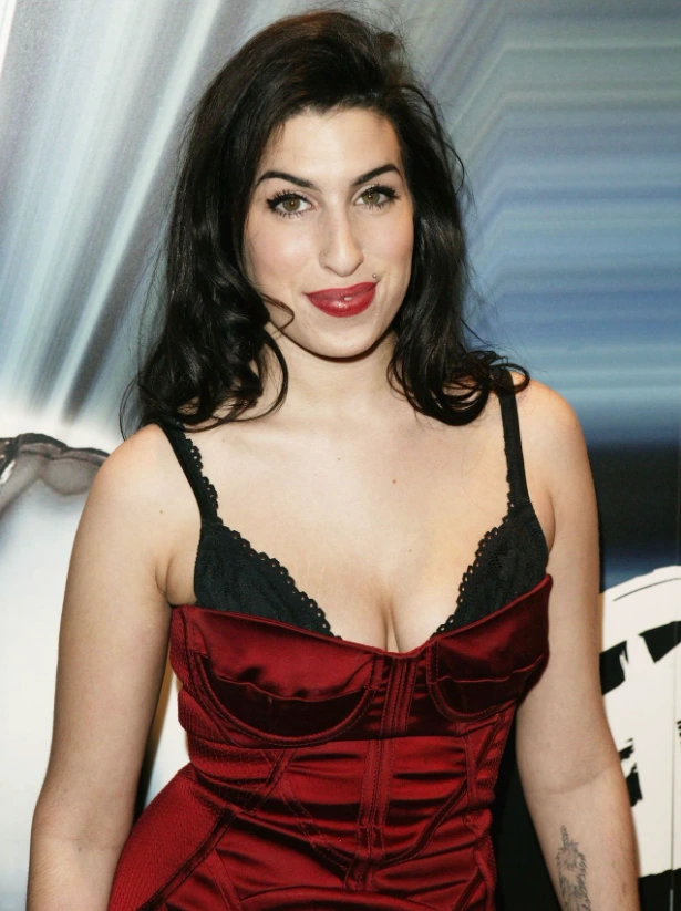 amy winehouse before breast implants