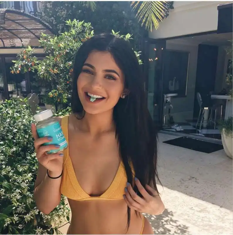 kylie jenner in bikini giallo