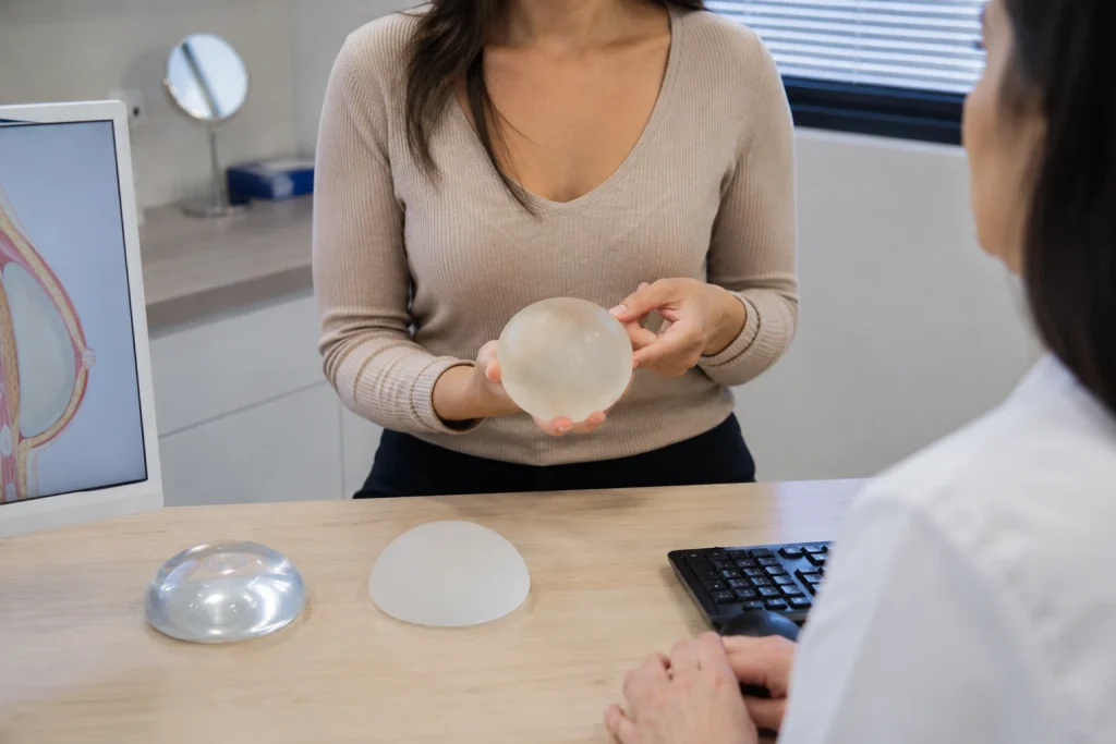 consultazione impianti mammari con il medico